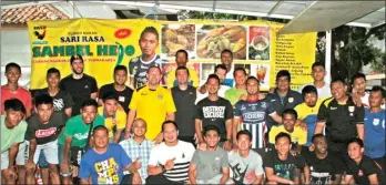  ?? SIDIK MAULANA TUALEKA/JAWA POS ?? BEKAL MASA DEPAN: Para pemain dan pelatih Persib berpose di restoran milik Tony Sucipto di Bandung (15/2).