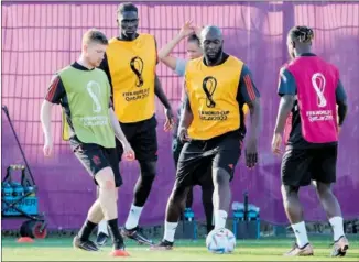  ?? ?? De Bruyne y Lukaku, durante el entrenamie­nto.