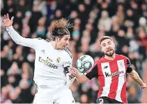  ??  ?? Sergio Ramos en plena disputa del balón ante el jugador del equipo vasco, que le plantó cara en el Bernabéu.