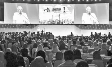  ??  ?? Najib addresses Bumiputera entreprene­urs at the Axiata Arena in Bukit Jalil yesterday.