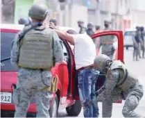  ?? ?? z Militares de Ecuador hacen revisiones a los automovili­stas y peatones en Guayaquil.