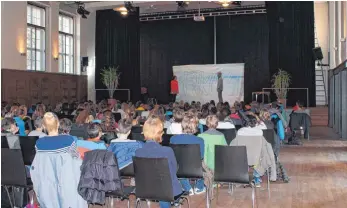  ?? FOTO: SCHULE ?? Das Theaterens­emble Radiks aus Berlin zeigte das Stück „Fake oder war doch nur Spaß“.