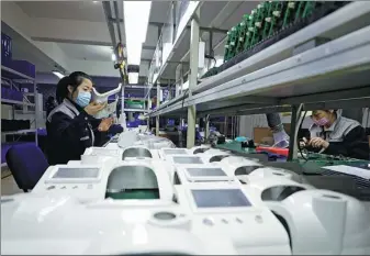  ?? XINHUA ?? Employees work on the production line of a ventilator manufactur­ing company in Shenyang, capital of Liaoning province.