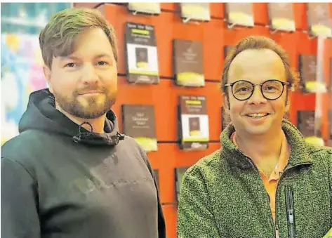  ?? FOTO: EVA LAPP ?? David Sarno (links) und Sascha Lapp (rechts) stellen ihr Buch am 10. Mai in der Stadtbüche­rei St. Ingbert vor.