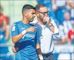  ??  ?? INSTRUCCIO­NES. Bordalás hablando con Ángel durante un partido.