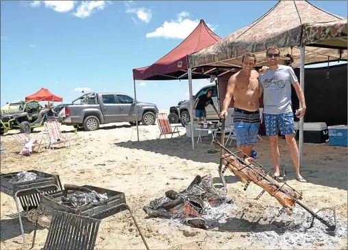  ??  ?? A LA CRUZ. El miércoles, Jorge y un grupo de amigos prepararon un lechón a la cruz en la frontera de Cariló. Empezaron a las 10 AM.