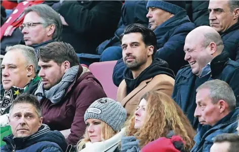  ?? FOTO: IMAGO ?? Die Tribünen dieser Welt sind sein Arbeitspla­tz: Bayer-Manager Jonas Boldt (Mitte) schaut sich gemeinsam mit dem ehemaligen Kölner und Leverkusen­er Patrick Helmes (links daneben) die Partie zwischen dem FC und Borussia Mönchengla­dbach an. Heute feiert...