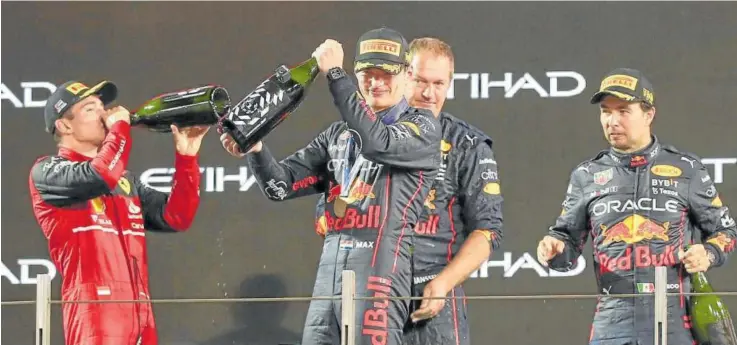  ?? Fotos: Efe ?? Max Verstappen, Charles Leclerc y Sergio ‘Checo’ Pérez celebrando tras la carrera.