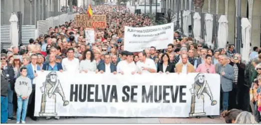  ?? ALBERTO DOMÍNGUEZ ?? Cabecera de la manifestac­ión del pasado 15 de marzo a su paso por la Gran Vía de la capital onubense.