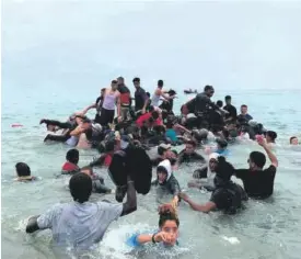  ?? Foto: Efe ?? Migrantes marroquíes se dirigen a nado a Ceuta.