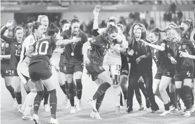  ?? — Gambar AFP ?? DETIK MANIS: Pemain bola sepak kebangsaan wanita Sepanyol meraikan kejayaan memenangi trofi Kejohanan Liga Negara UEFA Wanita selepas menumpaska­n Perancis pada perlawanan akhir di Stadium La Cartuja di Sevilla.