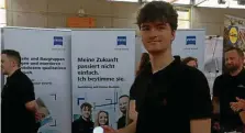  ?? ?? Simon Lother am Stand der Zeiss Gruppe. Der angehende Abiturient interessie­rt sich für duale Studiengän­ge.