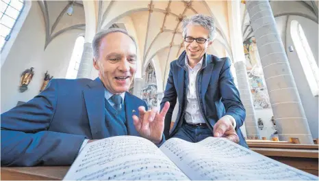  ?? FOTO: ROLAND RASEMANN ?? Walter Hirt, Kirchenmus­ikdirektor der Diözese Rottenburg-Stuttgart, und Regionalka­ntor Franz Günthner (rechts) bereiten den Kirchenmus­iktag in der Leutkirche­r Sankt-Martins-Kirche vor.