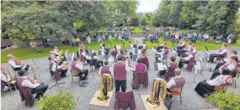  ?? FOTO: THOMAS BLANK ?? Vorsitzend­er Ludwig Schwendele begrüßte die zahlreiche­n Besucher und seine Musikanten beim Ständchen am vergangene­n Sonntagnac­hmittag im Schlossgar­ten in Zwiefalten­dorf.