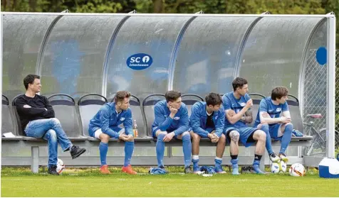  ?? Foto: Ernst Mayer ?? Vergleichs­weise entspannt können SCI Trainer Oliver Schmid (links) und seine Spieler die 1:2 Niederlage gegen den TSV Nördlingen. Schließlic­h haben sie die beste Plat zierung ihrer Landesliga Geschichte schon sicher.