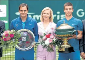  ??  ?? Borna kao pobjednik i Federer kao finalist, s Evom Herzigovom u Halleu