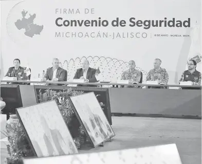  ?? IVÁN ARIAS/EL SOL DE MORELIA ?? Los mandatario­s de Michoacán, Alfredo Ramírez, y de Jalisco, Enrique Alfaro, firman convenio