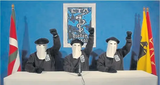  ?? AFP ?? ETA proclama “el cese definitivo de la actividad armada”, en un video el 20 de octubre de 2011. En el afiche, el lema Bietan Jarrai, (adelante con las dos), en referencia al hacha y la serpiente de su escudo, tallado en madera por un miliciano republican­o exiliado en Francia en los años 60.