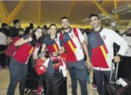  ?? COE ?? Pablo Abián, junto a otros deportista­s en el Aeropuerto de Barajas.