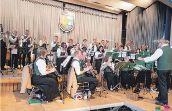  ?? FOTO: BIG ?? Gut aufgestell­t: Der Musikverei­n Jettenhaus­en überzeugt bei seinem musikalisc­hen Saisonauft­akt.