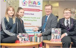  ?? Picture: Angus Findlay ?? MSP Alexander Stewart visiting Perth charity PKAVS, with young carers. From left: Keeley Purvis, Charlotte Cross and Cael Scott-Hitchcock.