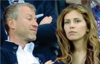  ??  ?? Roman Abramovich con la moglie Dasha Zhukova in una foto del 2012 allo stadio di Monaco per la partita Bayern-Chelsea