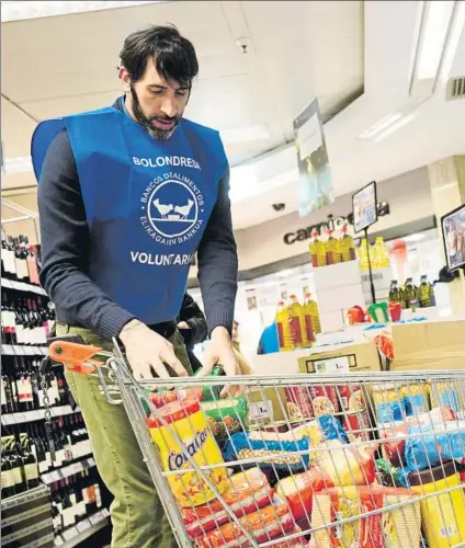  ?? FOTO: IGNACIO PÉREZ ?? El lado más solidario Mumbrú, junto a Elorduy y Pueyo, participó ayer en la tradiciona­l recogida de alimentos