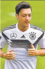  ??  ?? Un golpe en la rodilla derecha dejará a Mesut Oezil fuera del último amistoso de los germanos, este día.