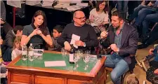  ??  ?? COPPIA D’ORO Ilaria D’Amico e Gigi Buffon con Oscar Farinetti, creatore di Eataly, I due hanno partecipat­o a un evento nelle Langhe