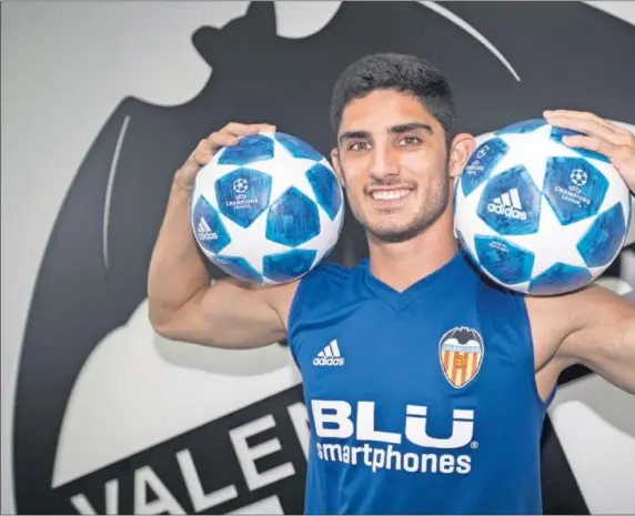  ??  ?? GUEDES POSÓ PARA AS CON LOS BALONES DE LA CHAMPIONS. El portugués atendió a este diario antes de la sesión de entrenamie­nto.