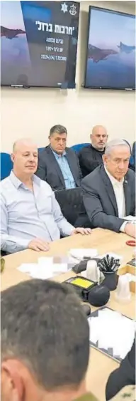  ?? // AFP ?? Netanyahu, junto a su gabinete de guerra anoche en Tel Aviv