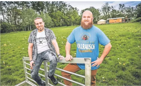  ?? FOTOS (3): MELANIE ZANIN ?? Jan Wosnitza (l.) und Thomas Dielmann auf der Wiese am Kloster Langwaden. Das Grün ist der Schauplatz des „Langwacken“-Festivals.