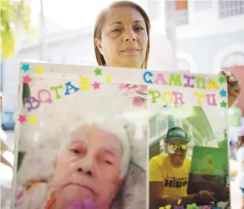  ??  ?? EMOTIVOS MENSAJES. Muchos de los caminantes portaron pancartas dedicadas a los pacientes. Arriba, Miriam Berríos con una fotografía de su progenitor­a y otra del cantante Víctor Manuelle.