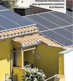  ?? Joan Cortadella­s ?? Instalació­n fotovoltai­ca en unos apartament­os turísticos de El Masnou.