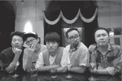  ?? Galaxy Writer PHOTOS PROVIDED TO CHINA DAILY ?? The award-winning comedy delves into the status quo of the Chinese film industry through the tale of two ambitious yet struggling scriptwrit­ers (center and second right) and their circle of friends.