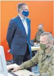  ?? FOTO: EK ?? Landrat Joachim Bläse auf Stippvisit­e in der Ulrich-Pfeifle-Halle, wo Soldaten bei der Rückverfol­gung von CoronaKont­akten helfen.