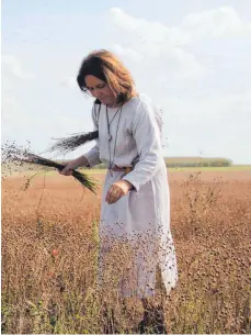  ?? FOTO: B. POLLMANN ?? Regina Lutz auf einem mit Lein angepflanz­ten Acker.