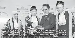  ?? — Gambar Bernama ?? TERTARIK: Richard (dua kiri) bersama Menteri di Jabatan Perdana Menteri Datuk Liew Vui Keong (dua kanan) melihat buku yang dilancarka­n ‘Panduan Semakan Kehakiman Untuk Pegawai Awam, Suatu Pengenalan’ pada Pembukaan Tahun Perundanga­n di Putrajaya, kelamrin. Turut kelihatan Zaharah (kiri) dan Ahmad.