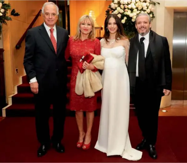  ??  ?? La política tuvo un espacio destacado en la boda. El “Coti” Enrique Nosiglia asistió con su mujer, Nina Ciarlotti en tanto Scioli y Rabolini, mantuviero­n una animada charla con el ex presidente de la Nación, Fernando de la Rúa.