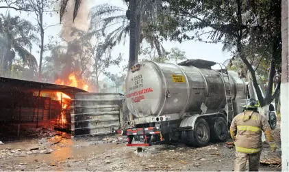  ?? / JAVIER CHÁVEZ, EL HERALDO DE TABASCO ?? Una bodega de huachicol estalló en Villahermo­sa, Tabasco, cuando una pipa de 20 mil litros de gasolina descargaba en una vivienda.