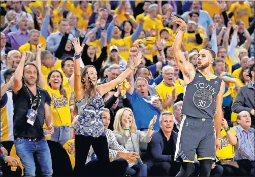  ??  ?? EUFORIA. El Oracle Arena, eufórico tras un triple de Stephen Curry.