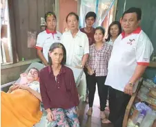  ??  ?? Tiong Kang (standing, second left) and the Repok service centre team visit Lee and his wife at the house along Jalan Sungai Minah.