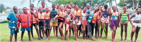  ?? ?? The ecstatic children after learning swimming skills