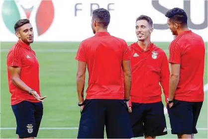  ??  ?? Salvio e Grimaldo, tal como Lisandro e Jiménez (de costas), são opções para hoje