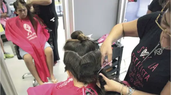  ?? Foto: Michael Trampert ?? Der zwölfjähri­ge Ángel Coca hat sich nach drei Jahren die Haare wieder schneiden lassen. 30 Zentimeter lange Haarbündel hat er anschließe­nd an die Organisati­on Mechones Solidarios gespendet, die daraus Perücken für Krebskrank­e herstellt.