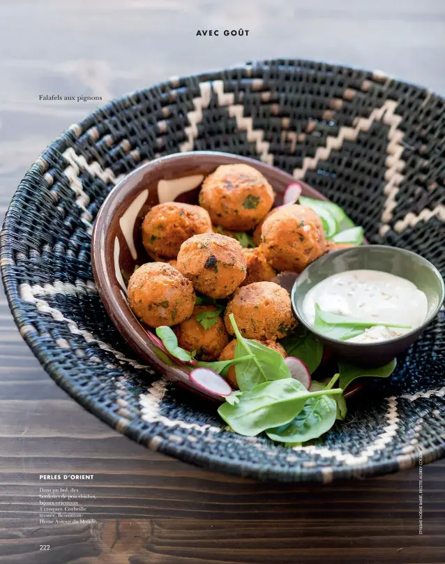  ??  ?? PERLES D’ORIENT
Dans un bol, des boulettes de pois chiches, bijoux orientaux à croquer. Corbeille tressée, Bensimonho­me Autour du Monde.