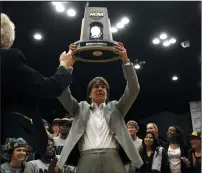  ?? NHAT V. MEYER/BAY AREA NEWS GROUP ?? Stanford head coach Tara VanDerveer holds a regional championsh­ip trophy in Stanford on April 1, 2014.