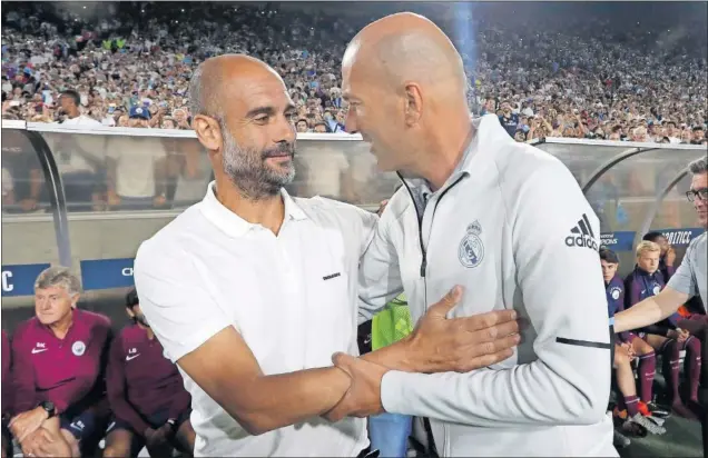  ??  ?? Guardiola y Zidane se saludan afectuosam­ente antes de un City-Madrid amistoso de la Internatio­nal Champions Cup, disputado el 17 de julio de 2017 en Los Ángeles.