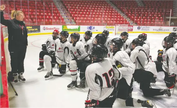  ?? WARRIORS ?? Moose Jaw Warriors coaching assistant Olivia Howe provides instructio­ns to players in training camp. Howe is the lone female coach in the WHL and the first in its history.