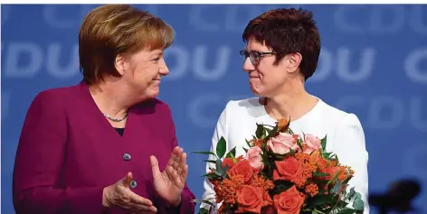  ?? FOTO: HIRSCHBERG­ER/DPA ?? Kanzlerin Angela Merkel (l.) klatscht Beifall, nachdem Annegret Kramp-Karrenbaue­r mit Riesen-Mehrheit zur CDU-Generalsek­retärin gewählt wurde.
